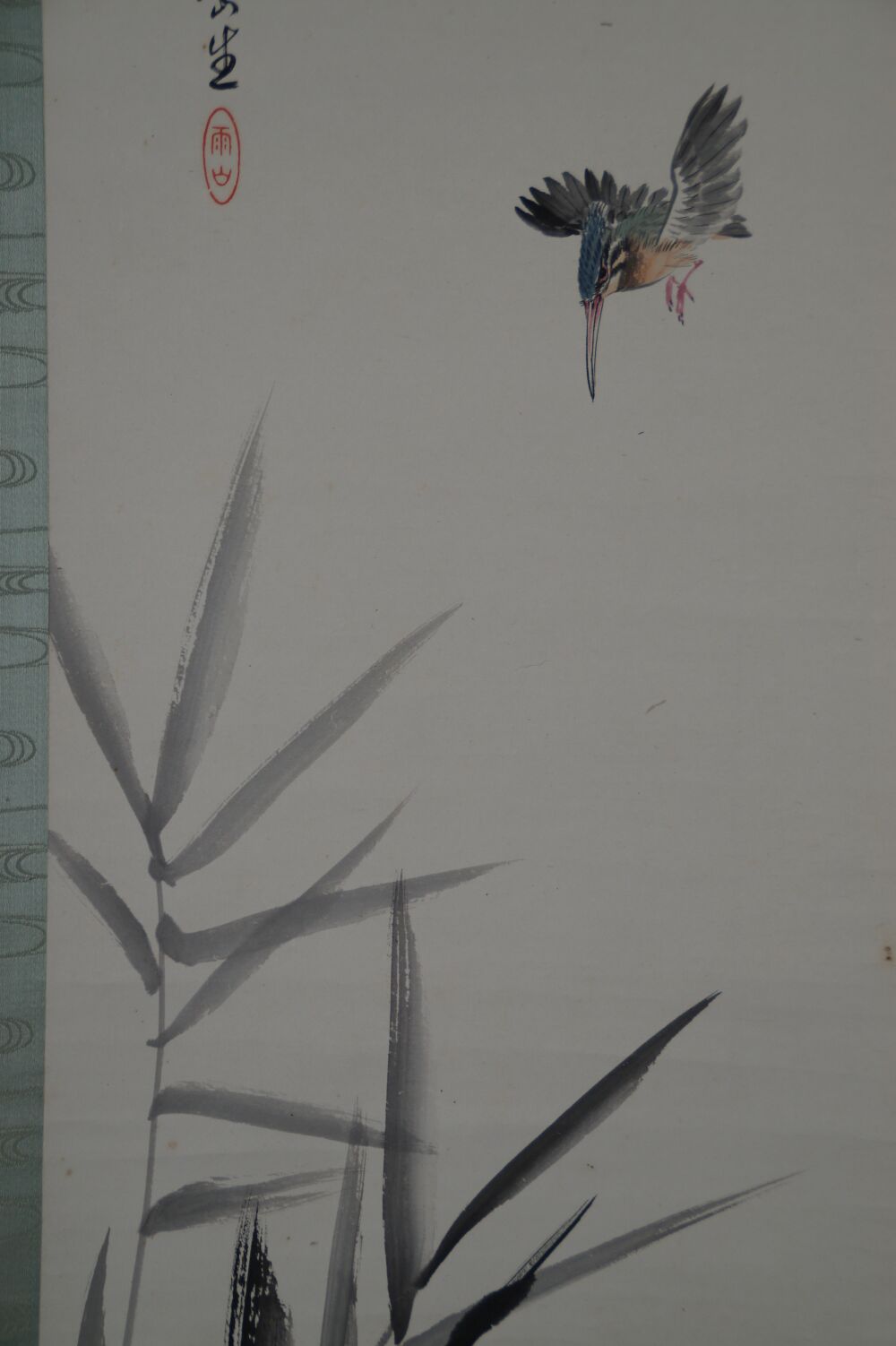 Detailansicht der Kalligraphie-Inschrift, des Siegels und des Eisvogels im Kakemono