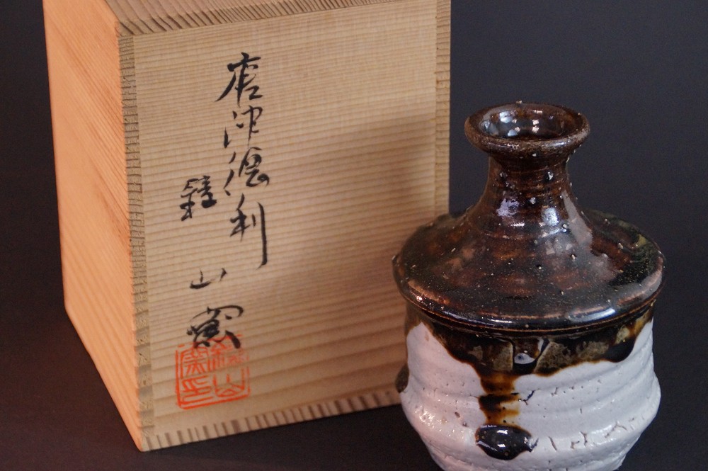 Die Sake Flasche vor der signierten Aufbewahrungsbox mit der Aufschrift Karatsu Tokkuri