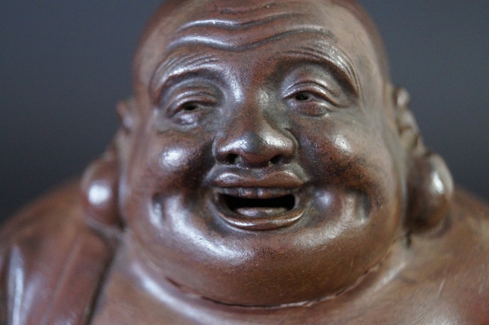 Hotei Figur aus Bizen Keramik Gesicht Nahaufnahme 2