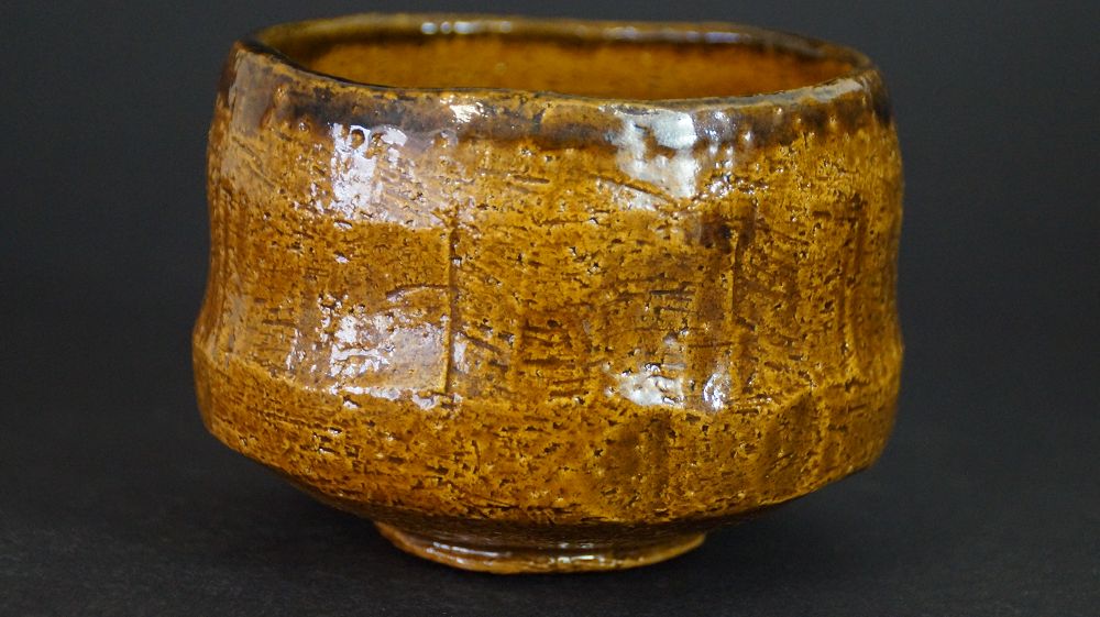 Weitere Ansicht der Chawan aus Raku-Keramik mit honigfarbener, genarbter Glasuroberflaeche