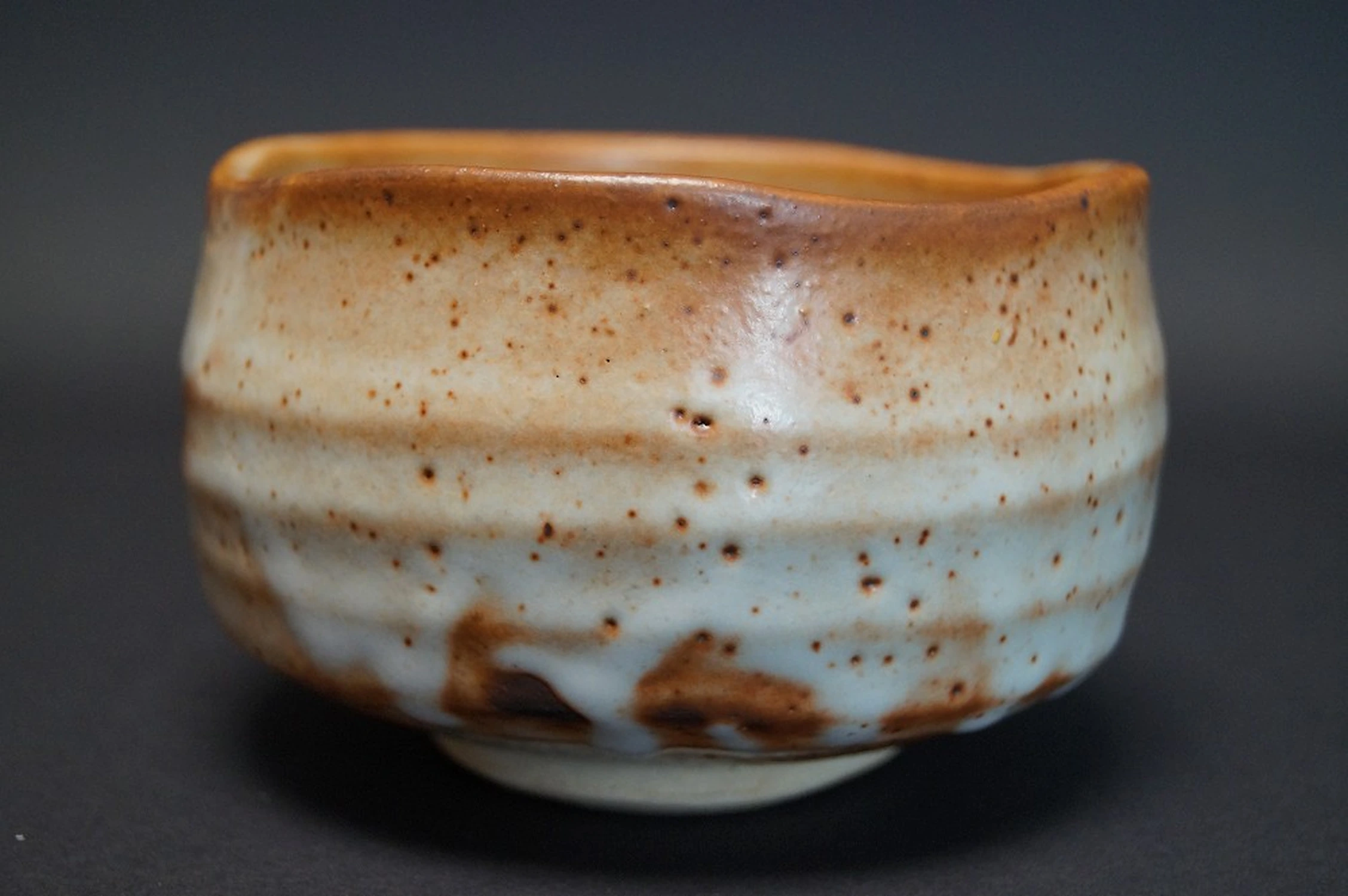 Chawan in ceramica Shino di Shūzan vista posteriore