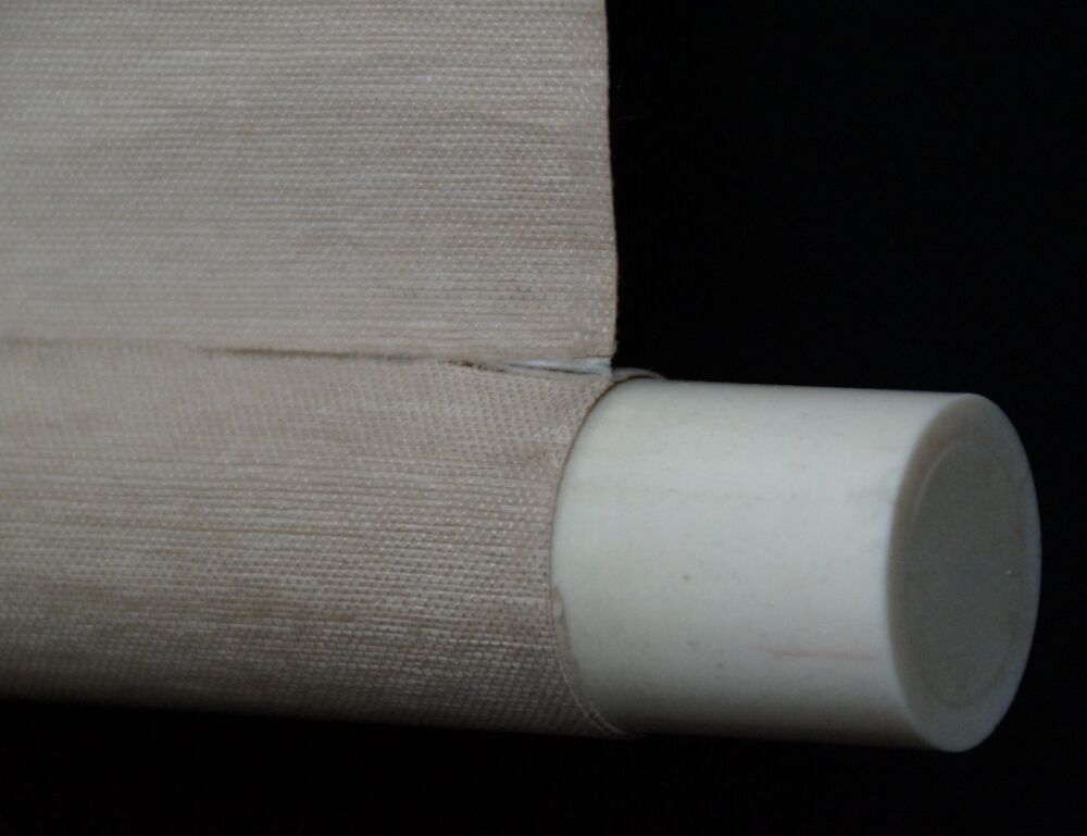 Vista detallada del extremo del rollo con pomo de marfil del kakemono uguisu sobre ciruelo en flor