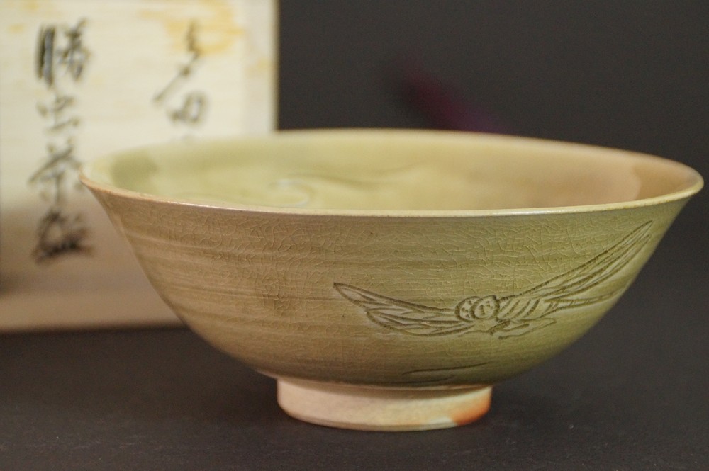 Chawan mit eingeritztem Libellenmotiv vor der beschrifteten Aufbewahrungsbox