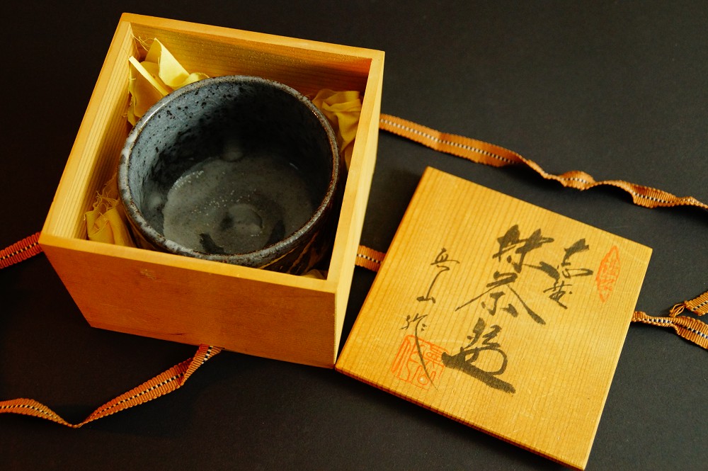 Cuenco de té chawan de cerámica Oribe de Ito Shinzan en la caja de conservación