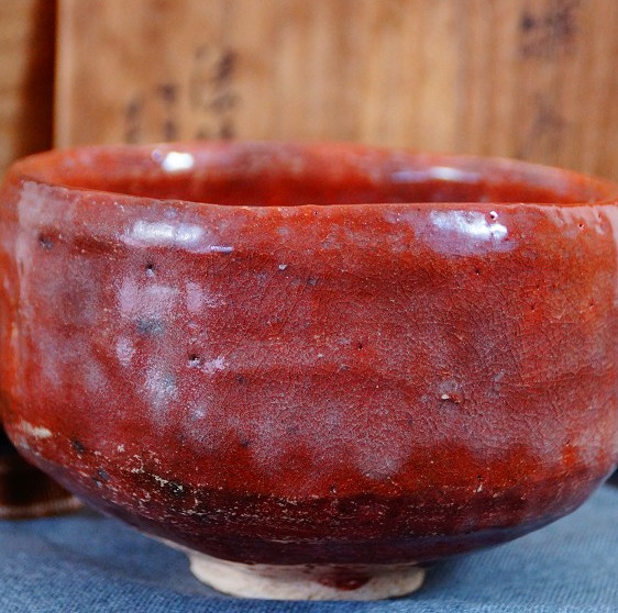 Chawan aus Raku-Keramik von Sairi Hotoku vor der Aufbewahrungsbox auf blauem Tuch