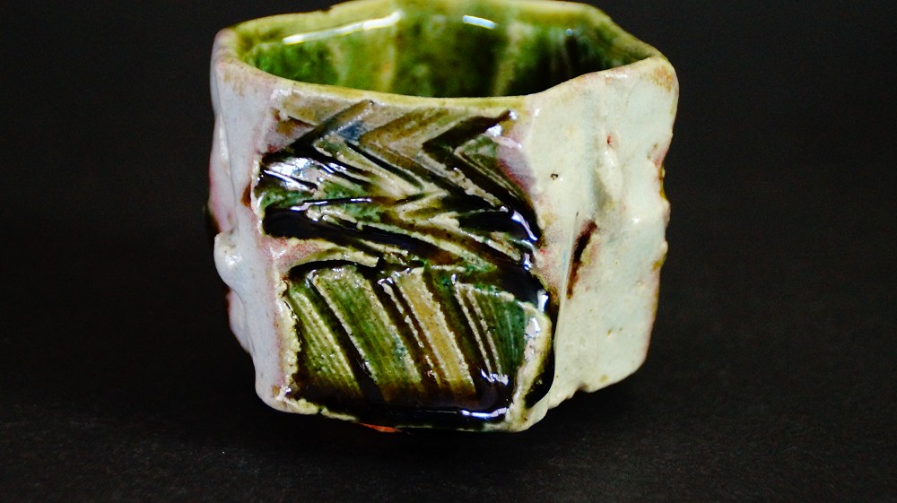 Weitere Seitenansicht des eckigen Guinomi mit gruener Oribe-Glasur von Kawachi Hidetoshi