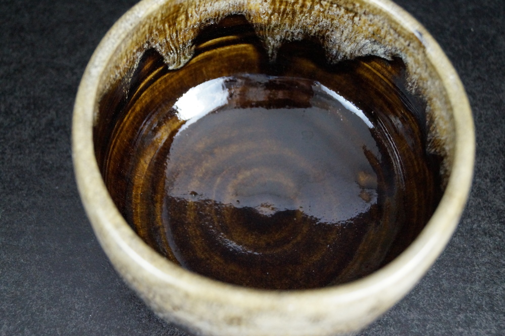 Chawan autorstwa Muroi Kaoru zbliżenie wnętrza