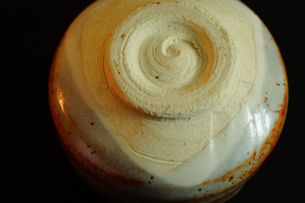 Chawan Teeschale aus Shino-Keramik von Seizan Boden Nahaufnahme 2