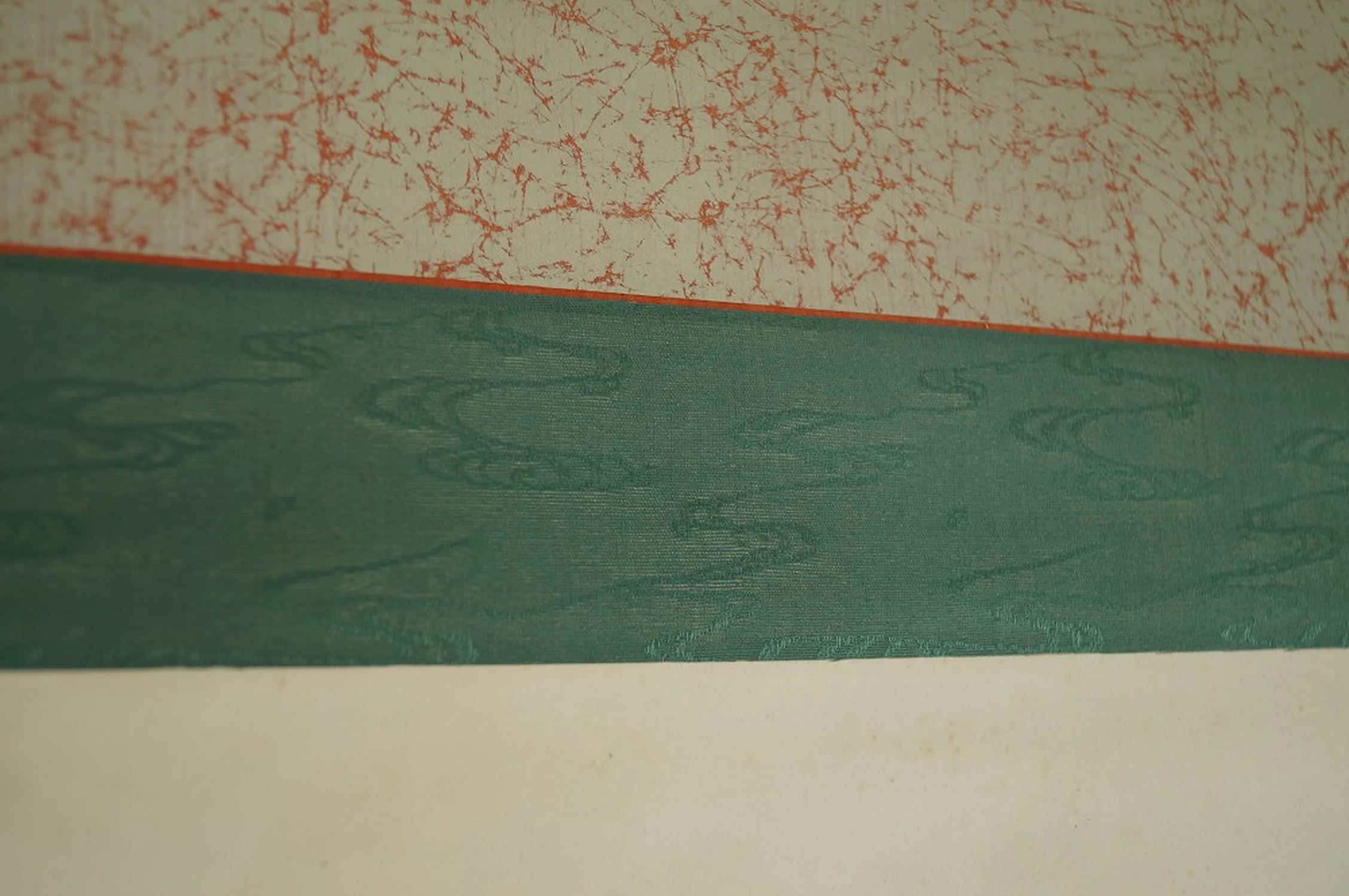 Stampa di calligrafia Praticare umanità e giustizia in caratteri grandi primo piano del montaggio in tessuto verde dettaglio del montaggio