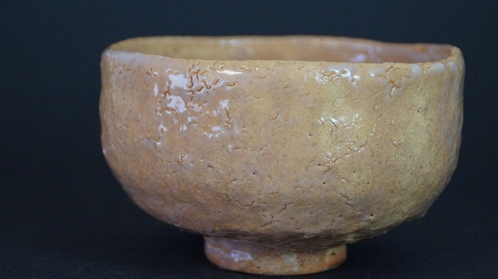 Ulteriore vista della chawan in ceramica di Hagi con superficie smaltata finemente craquelée