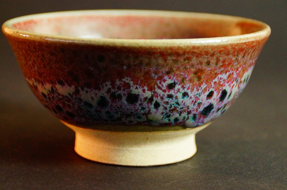 Weitere Seitenansicht des Chawan mit rot-schwarz gesprenkelter Glasur von Yamaoka Sanshu