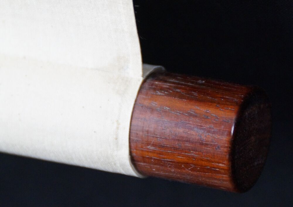 Detailansicht des Rollenendes mit dunkelrotem Holzknauf und cremefarbener Seide des Kakemono Singender Vogel im Kirschbluetenzweig