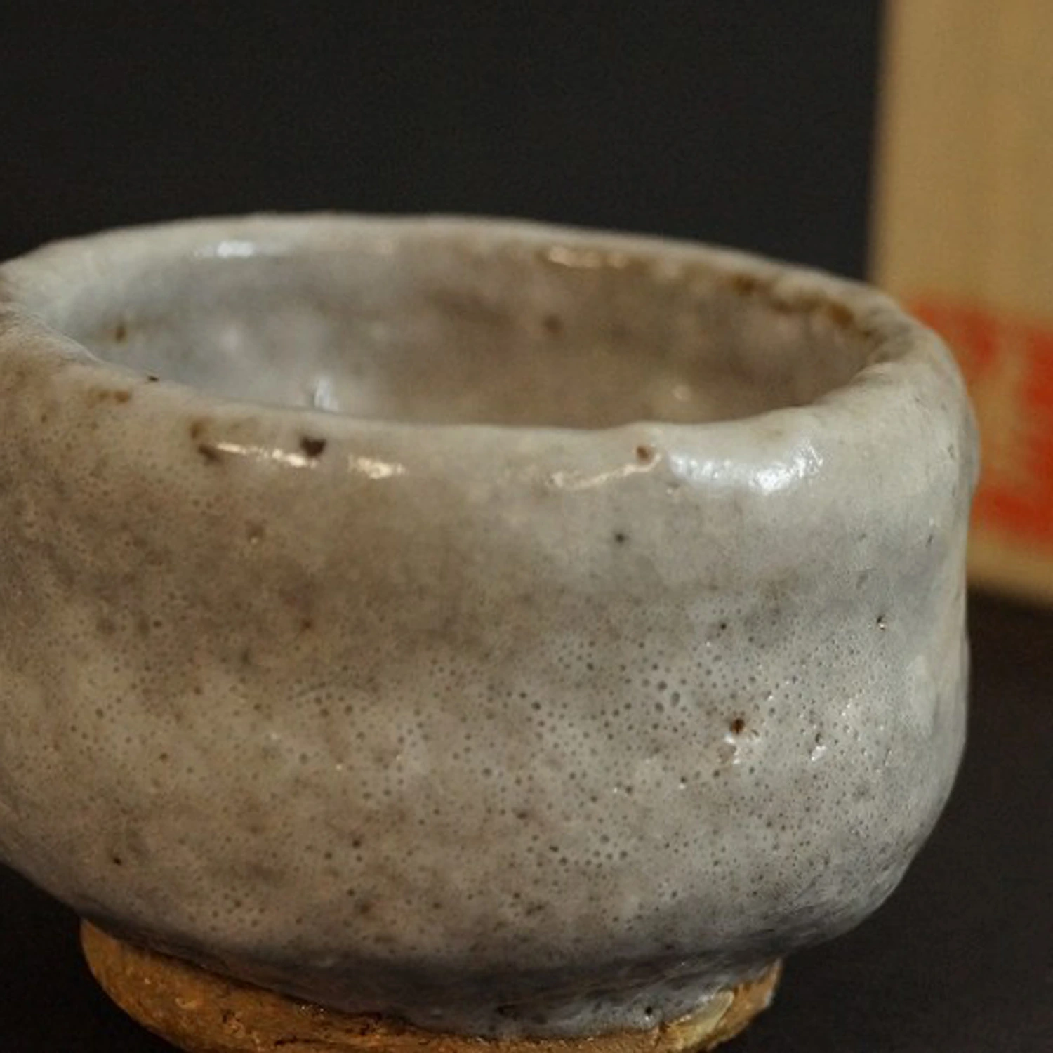Guinomi in ceramica Shino anteprima primo piano del motivo