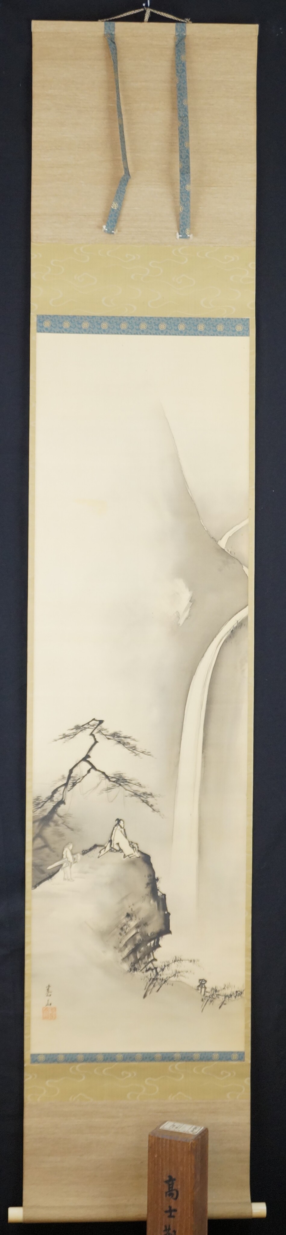 Begegnung am Rand des Wasserfalls als Kakemono von Yagioka Shunzan in der Gesamtansicht mit gruenlicher Wolkenmontierung und Aufbewahrungsbox mit der Aufschrift Koushi