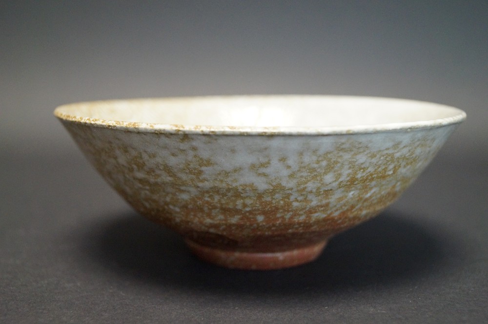 Czarka do herbaty chawan z ceramiki Hanganji widok z boku