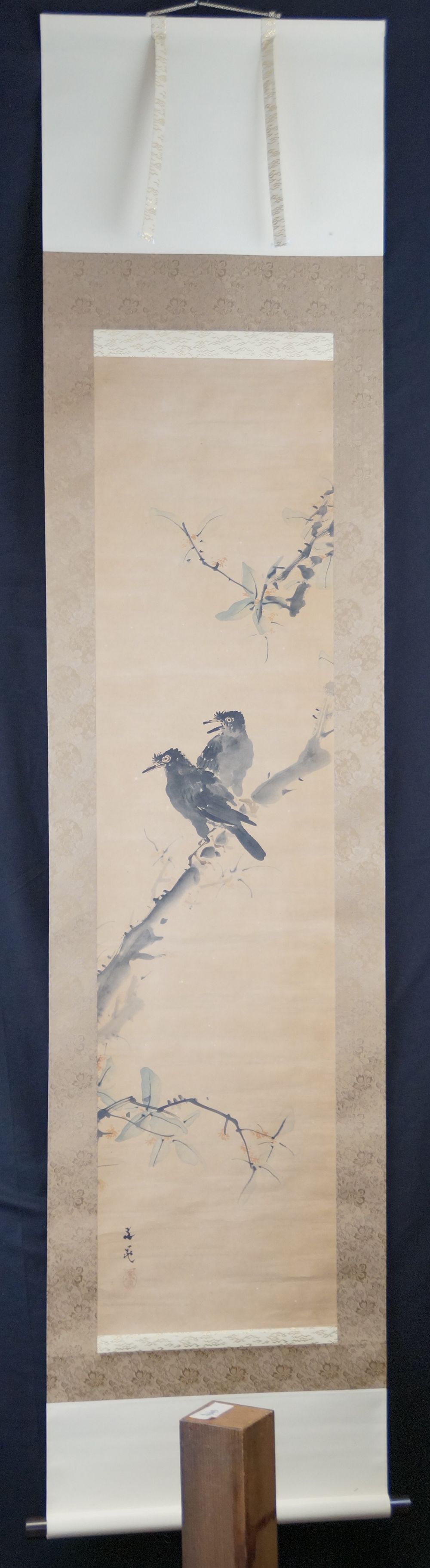 Zwei Voegel auf einem Baum als Kakemono in der Gesamtansicht mit Rollbildmontierung