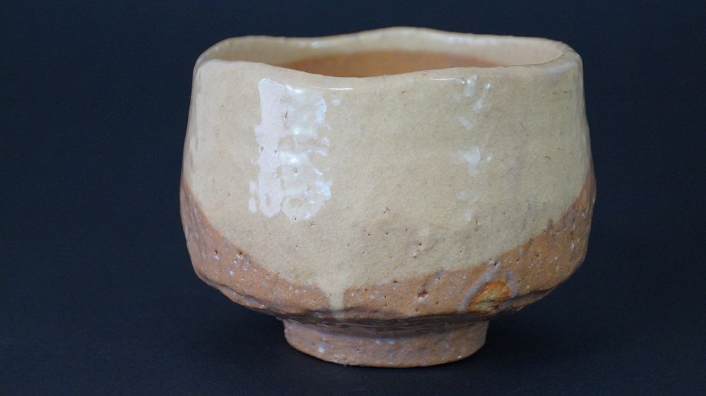 Weitere Ansicht der Chawan Teeschale aus Raku-Keramik mit sichtbarem Standfuss