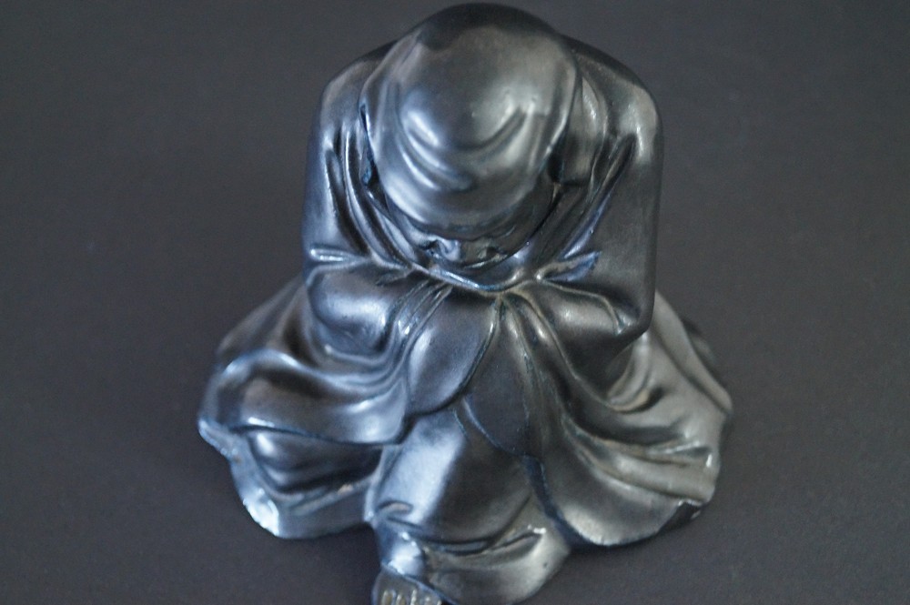 Figura de Bodhidharma Daruma de porcelana negra vista trasera