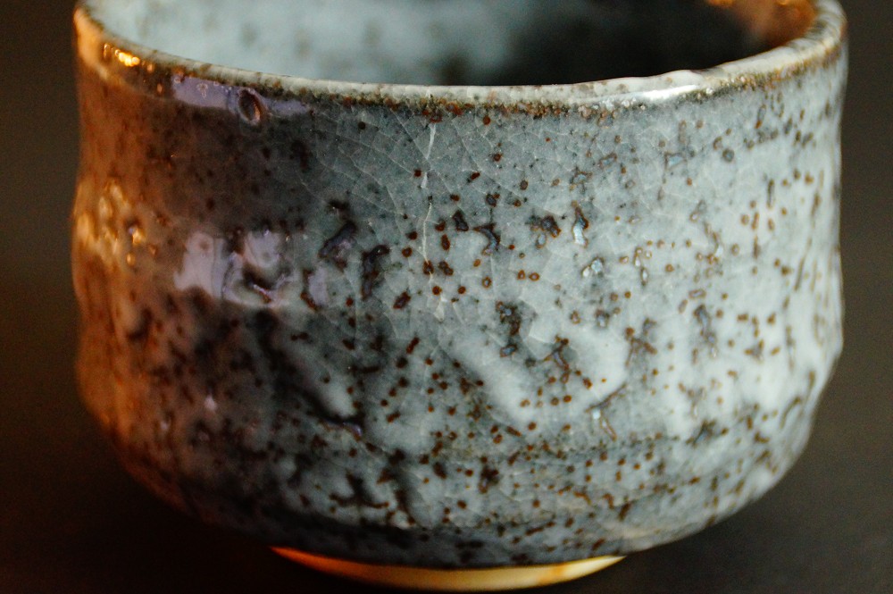 Cuenco de té chawan de cerámica Oribe de Ito Shinzan esmalte primer plano