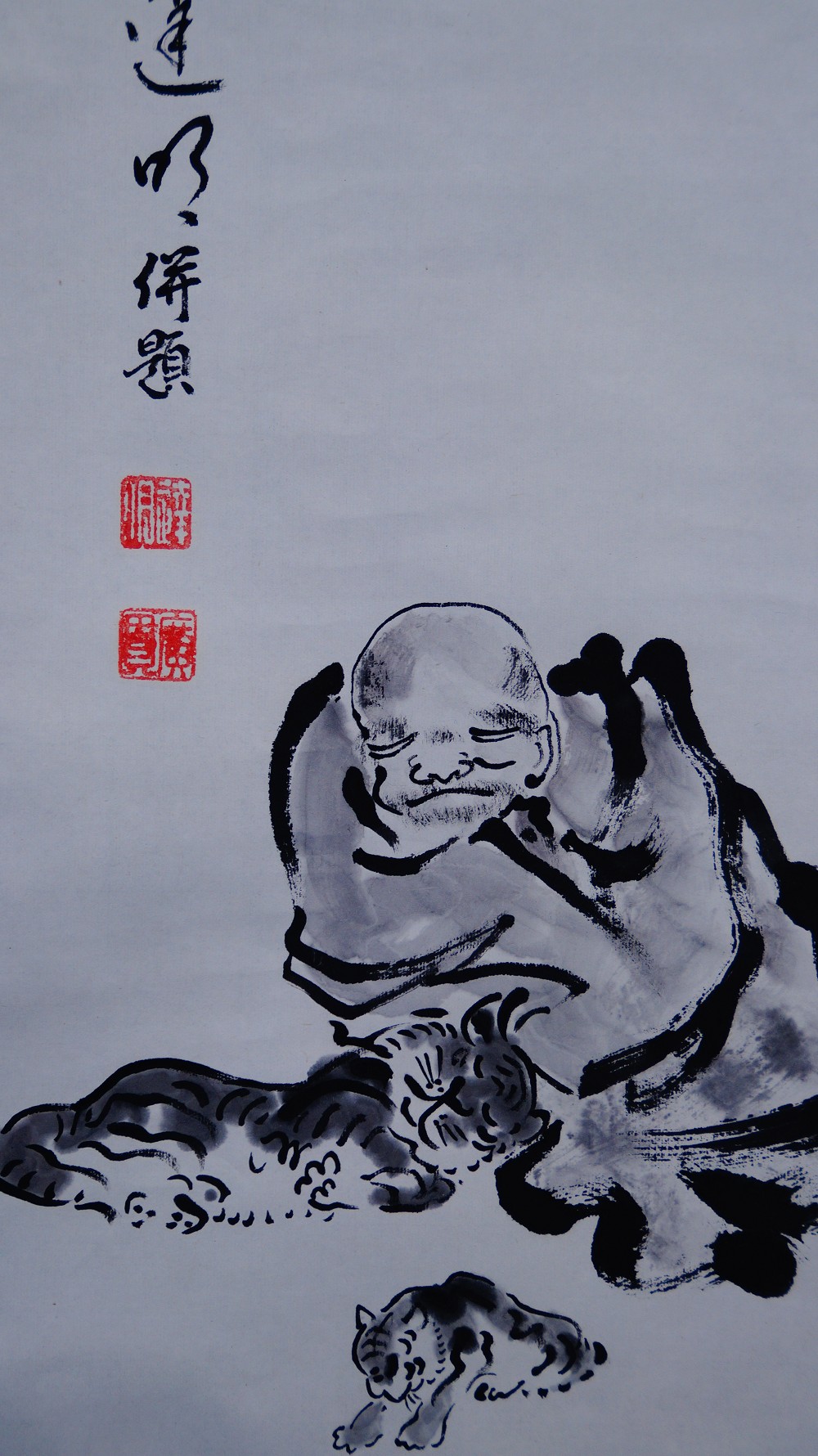Ende der Widmungsinschrift mit zwei roten Siegeln ueber dem Motiv des Zen-Meisters