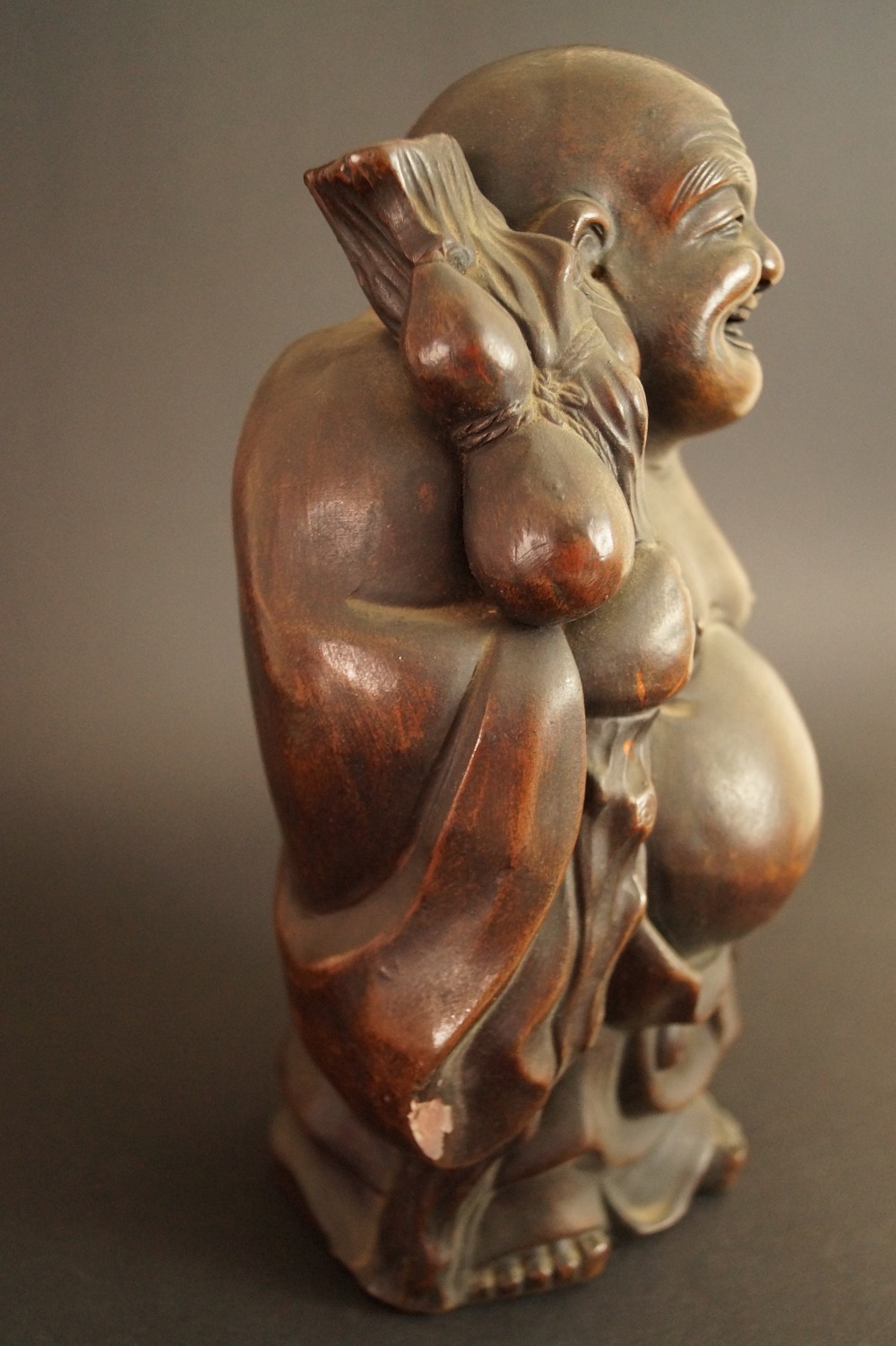 Figurine Hotei en céramique de Bizen Vue de côté 3