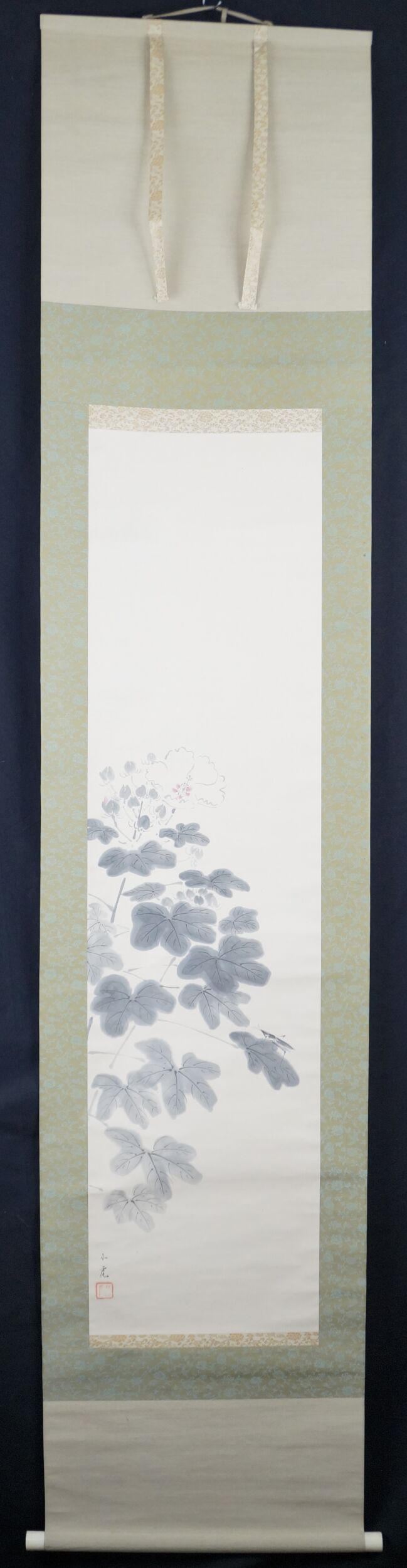 Kakemono Hibiskusblueten und Grashuepfer von Kawasaki Shoko in voller gerahmter Ansicht
