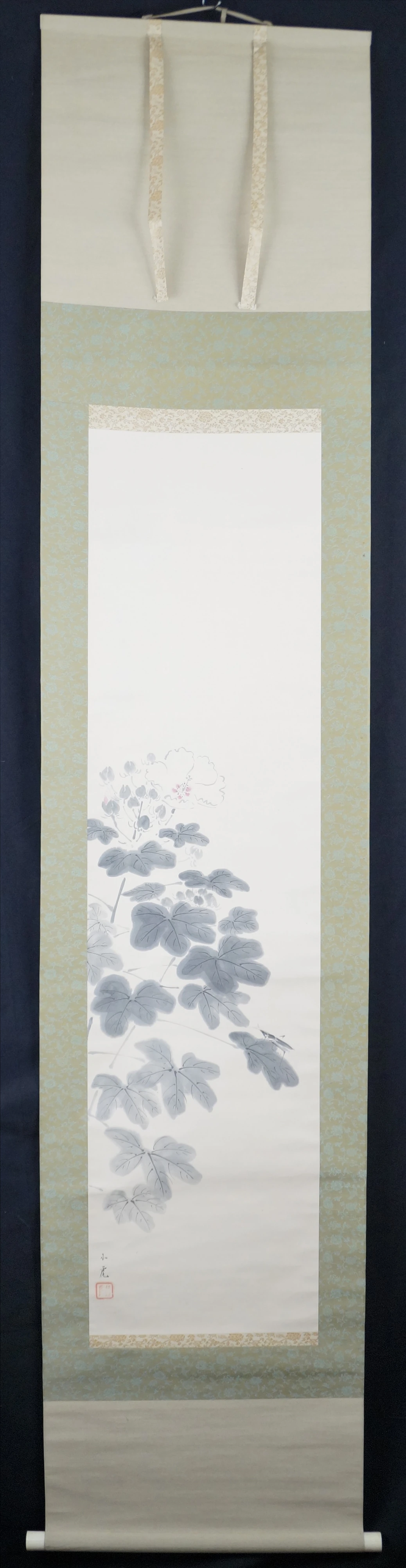 Kakemono Hibiskusblueten und Grashuepfer von Kawasaki Shoko in voller gerahmter Ansicht