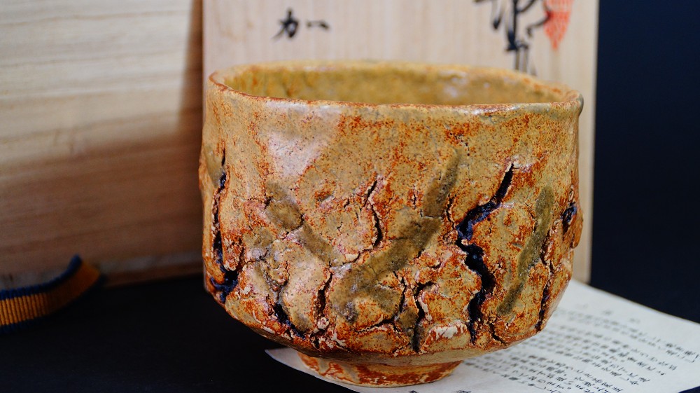 Chawan aus Seto Keramik mit sehr charakteristischem wabi sabi muster in signierter Holzbox