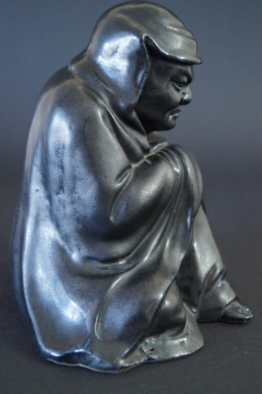 Bodhidharma Daruma figura de porcelana negra vista lateral 2