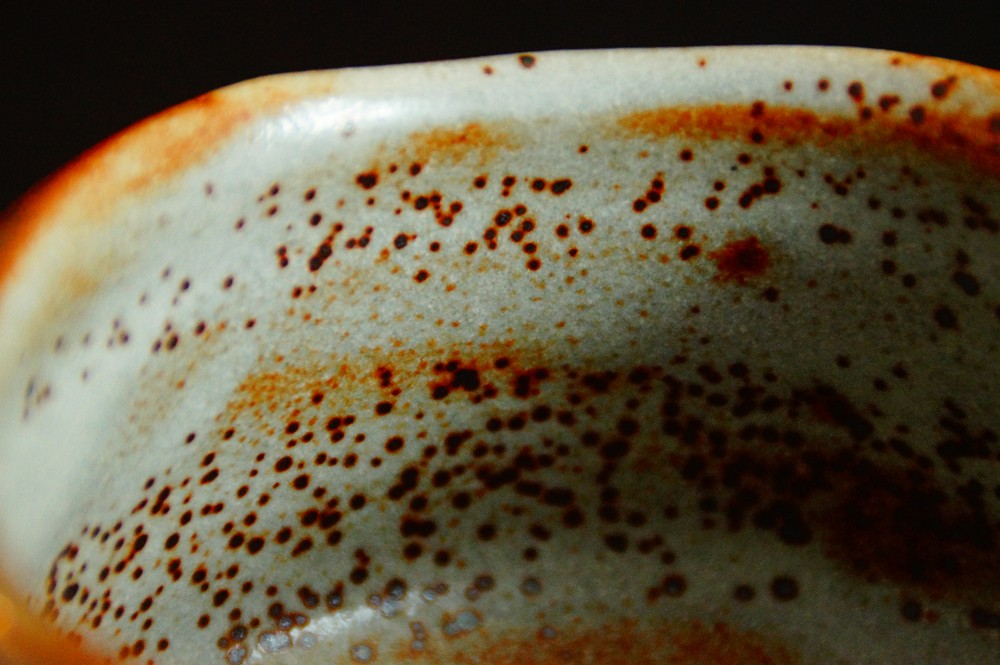 Chawan Teeschale aus Shino-Keramik von Seizan Innenansicht Nahaufnahme