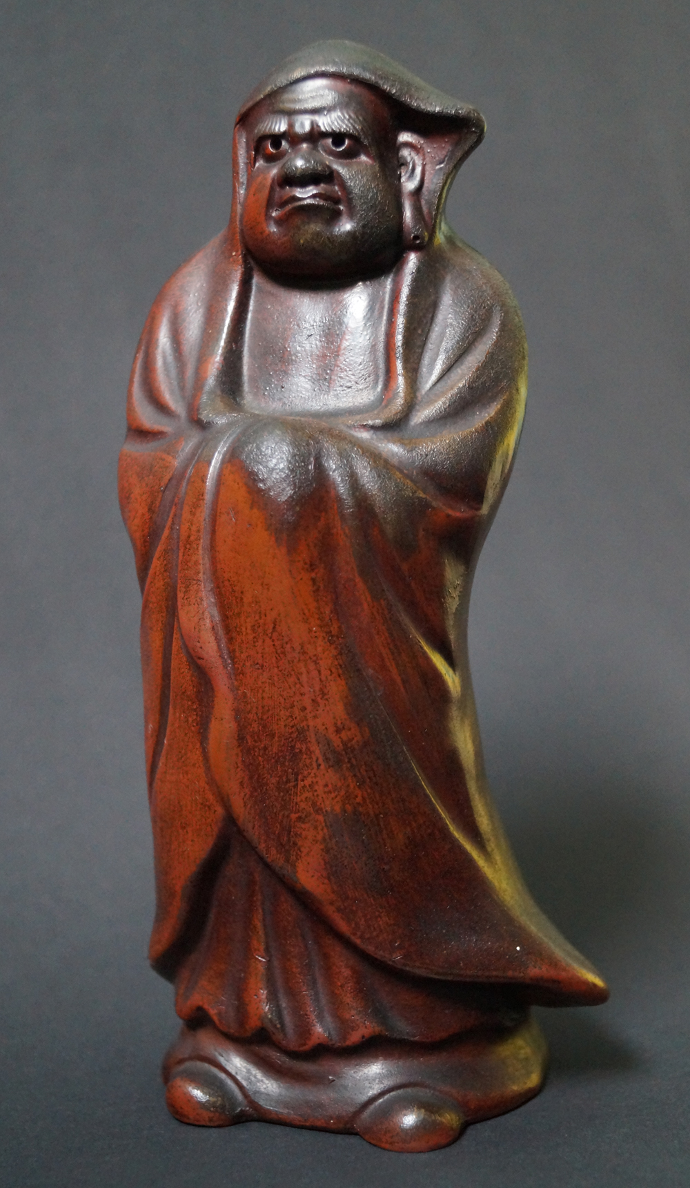 Bodhidharma Daruma Figur aus Bizen-Keramik Frontalansicht