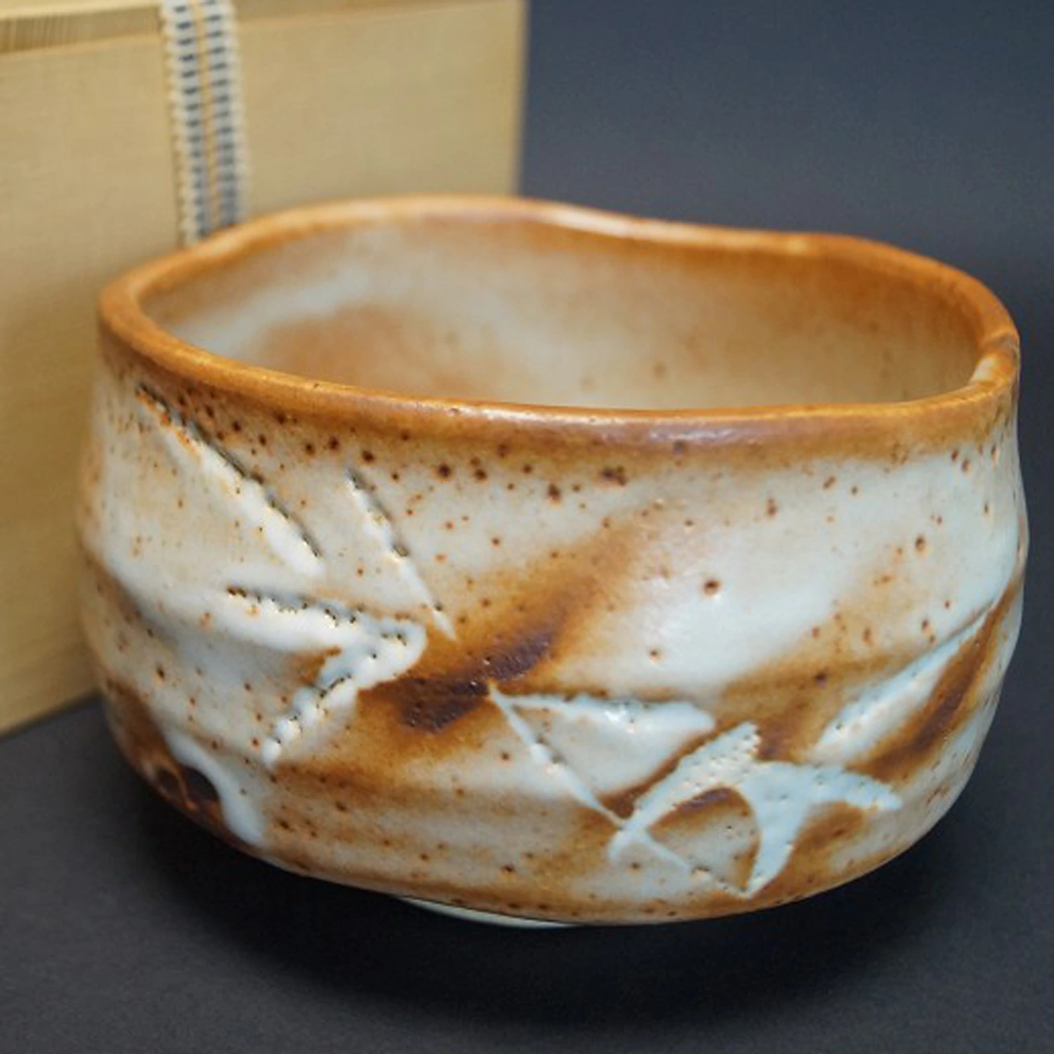 Chawan in ceramica Shino di Shūzan anteprima primo piano del motivo