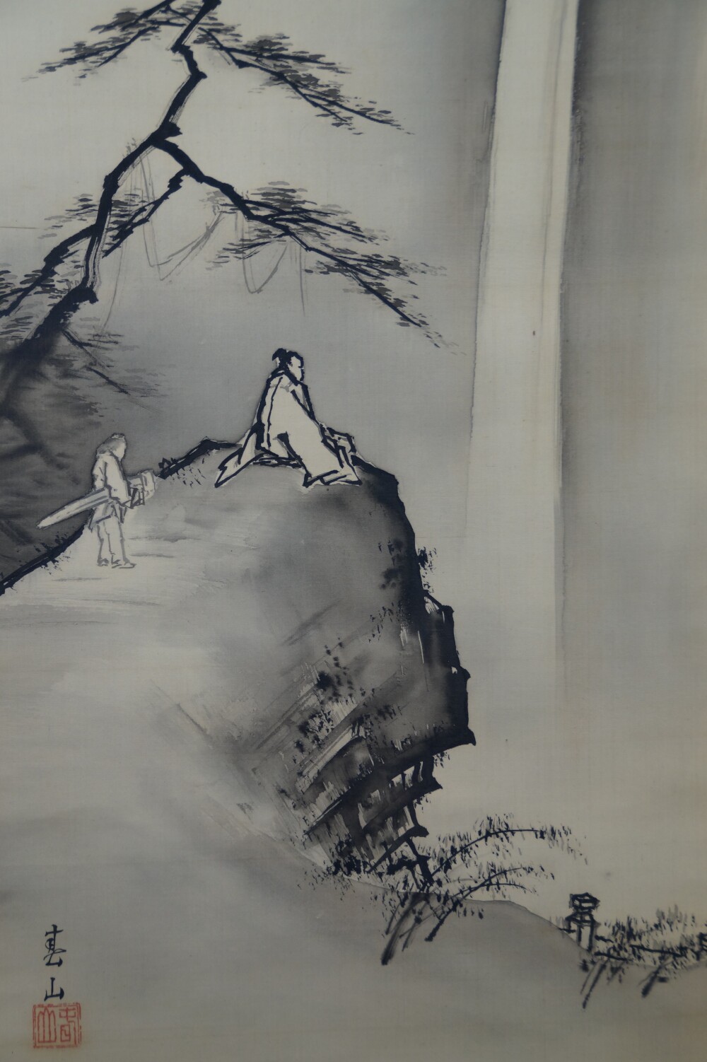 Gelehrter und Diener unter der Kiefer am tosenden Wasserfall mit Kuenstlersignatur im Kakemono Begegnung am Rand des Wasserfalls von Yagioka Shunzan