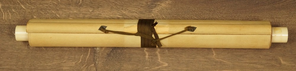Kakemono Bodhidharma zusammengerollt