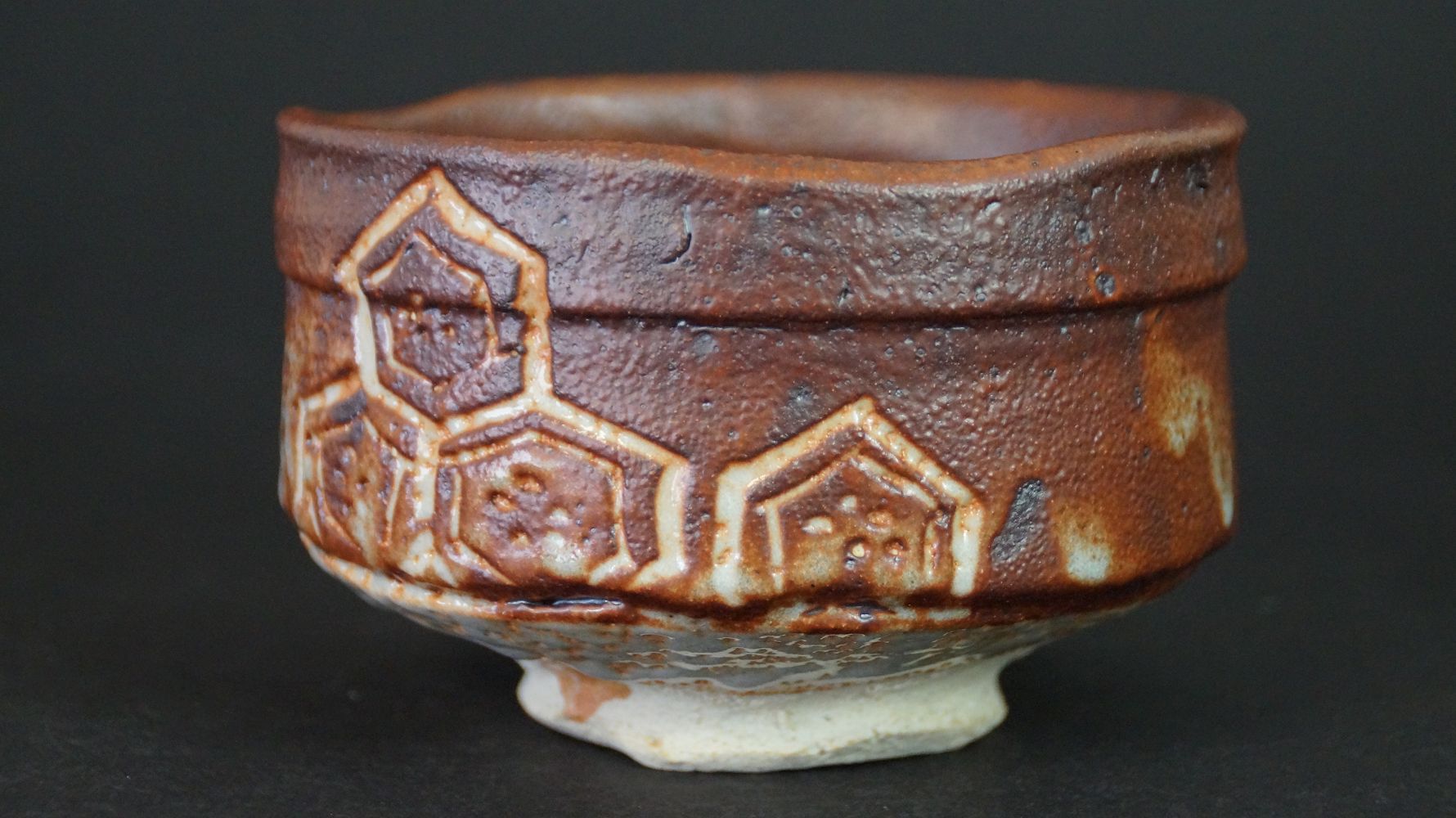 Weitere Ansicht der Chawan Teeschale aus Shino-Keramik mit gruenlichen Glasurschlieren