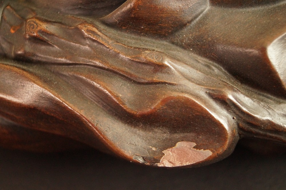 Figure de Hotei en céramique de Bizen motif du vetement gros plan