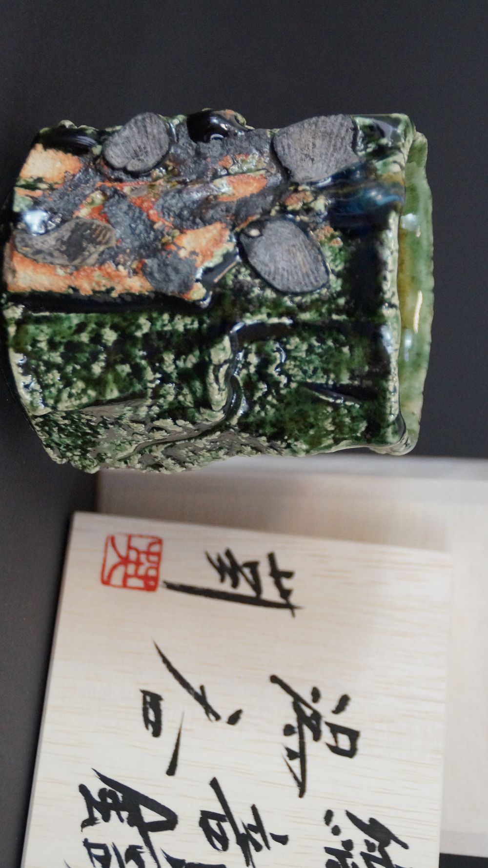 Yunomi Tee-Schale aus Oribe-Keramik neben der signierten Aufbewahrungsbox mit rotem Kuenstlersiegel