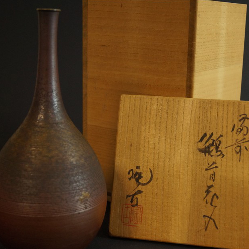 Bizen Vase neben aufrechter Holzbox mit Kuenstlersignatur Motiv Nahaufnahme Vorschau