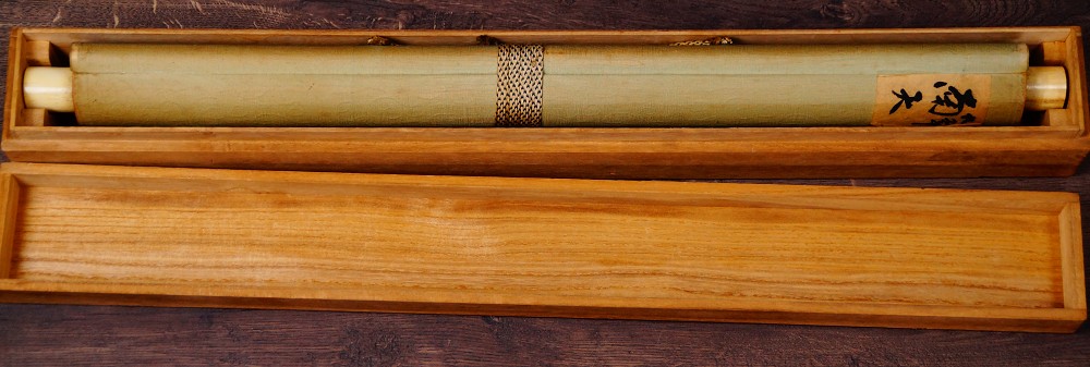 Zusammengerolltes und mit Kordel verschnuertes Kakemono Naturstille von Mikami Kyokuho in der geoeffneten Aufbewahrungsbox