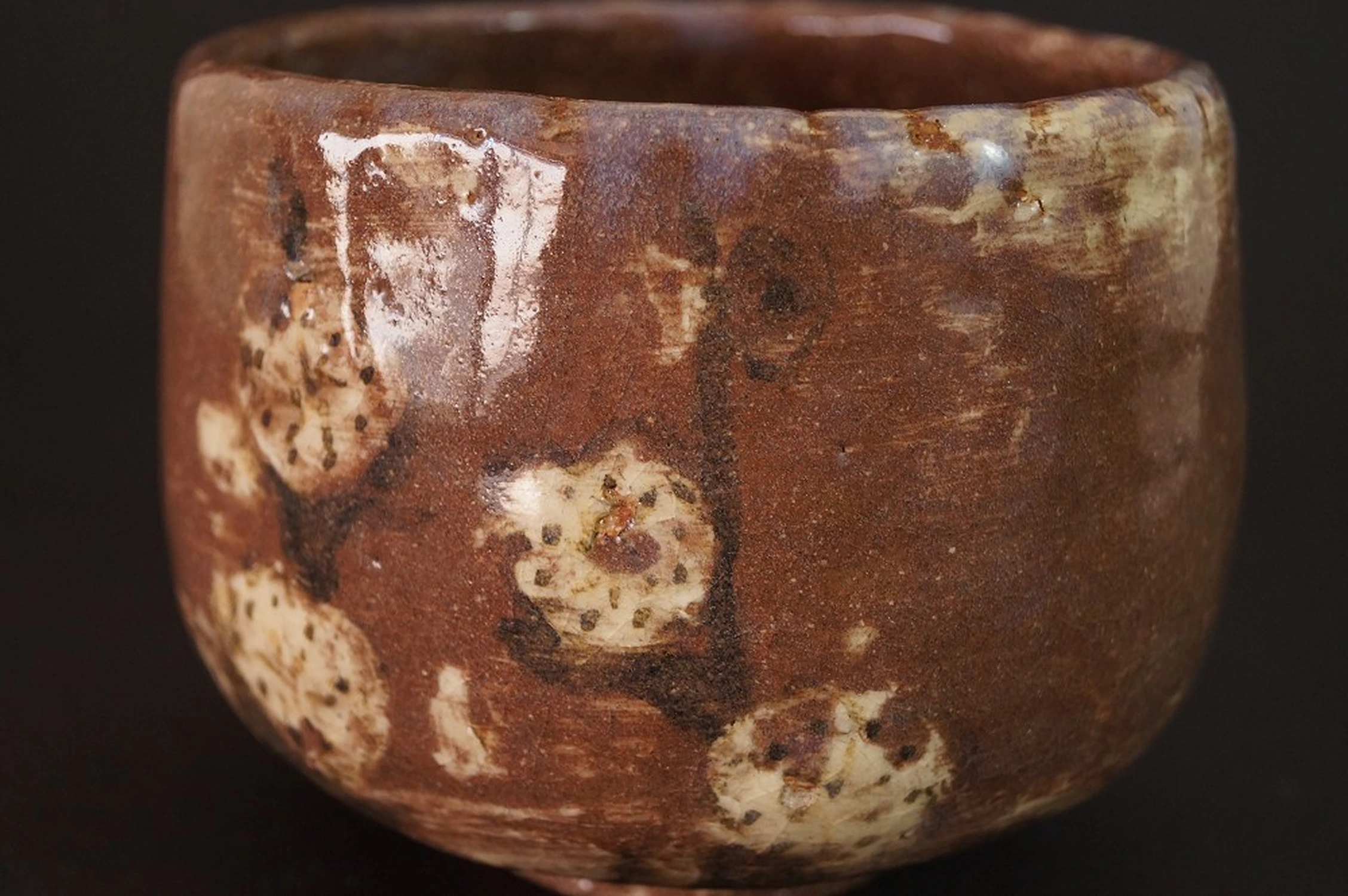 Shōchikubai Chawan Odo-Keramik Motiv Nahaufnahme