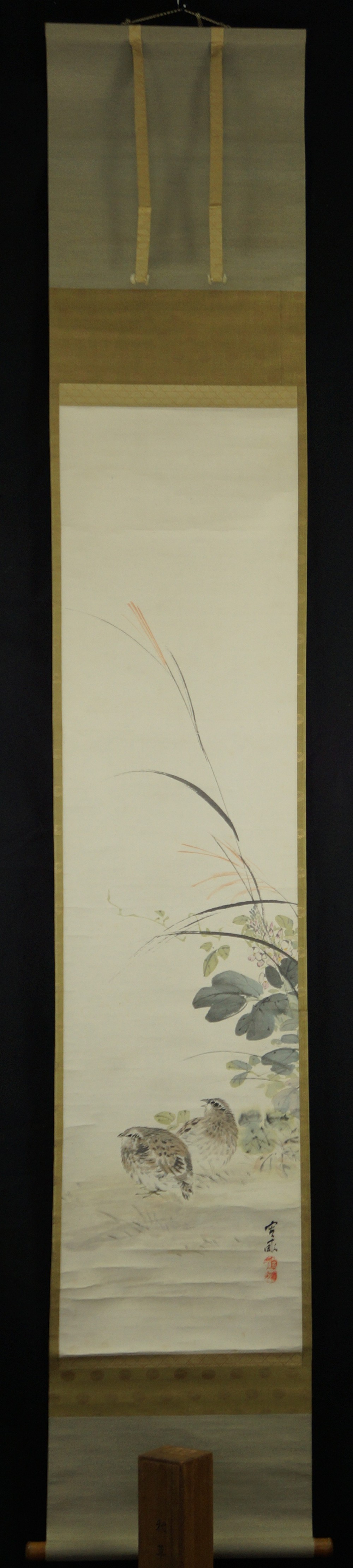 Cailles dans l'herbe par Hiroune Araki vue d'ensemble du rouleau suspendu