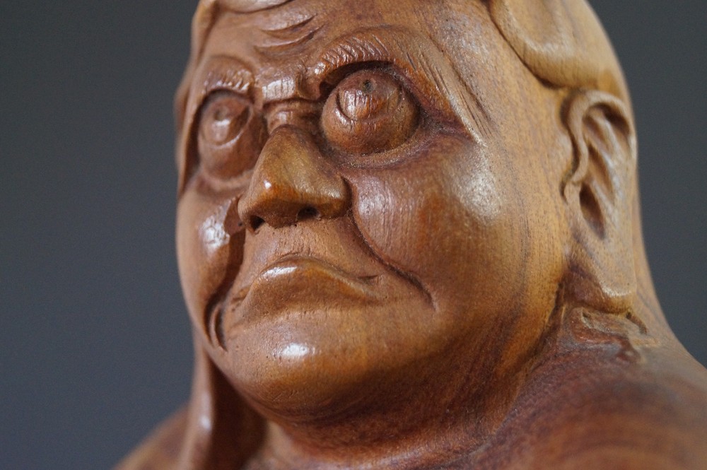Figure en bois de Bodhidharma gros plan du visage 1