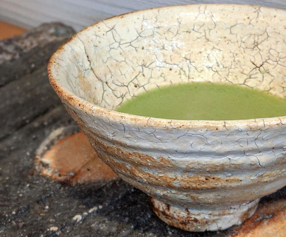 Wabi-Sabi: die Ästhetik des Unvollkommenen in einem japanischen Keramikobjekt