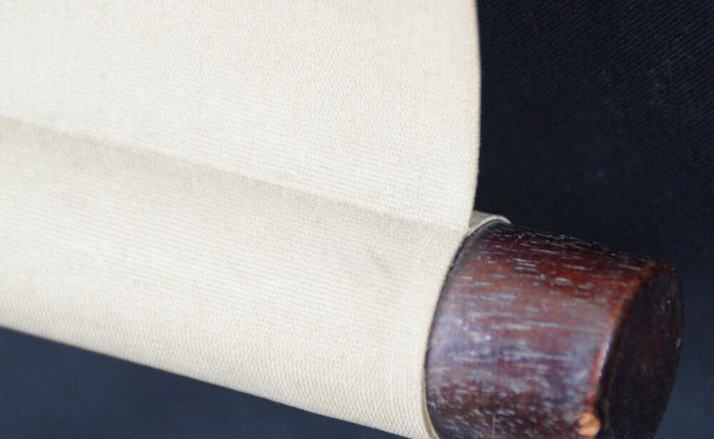 Detailansicht des Rollenendes mit dunklem Holzknauf und cremefarbener Seide des Kakemono Schoenheit im Kimono