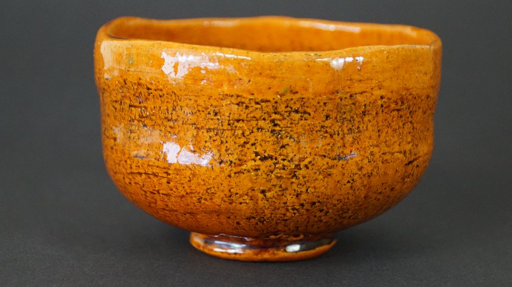 Weitere Ansicht der Chawan Teeschale aus Ohi-Keramik mit dunkel gesprenkelter Glasur