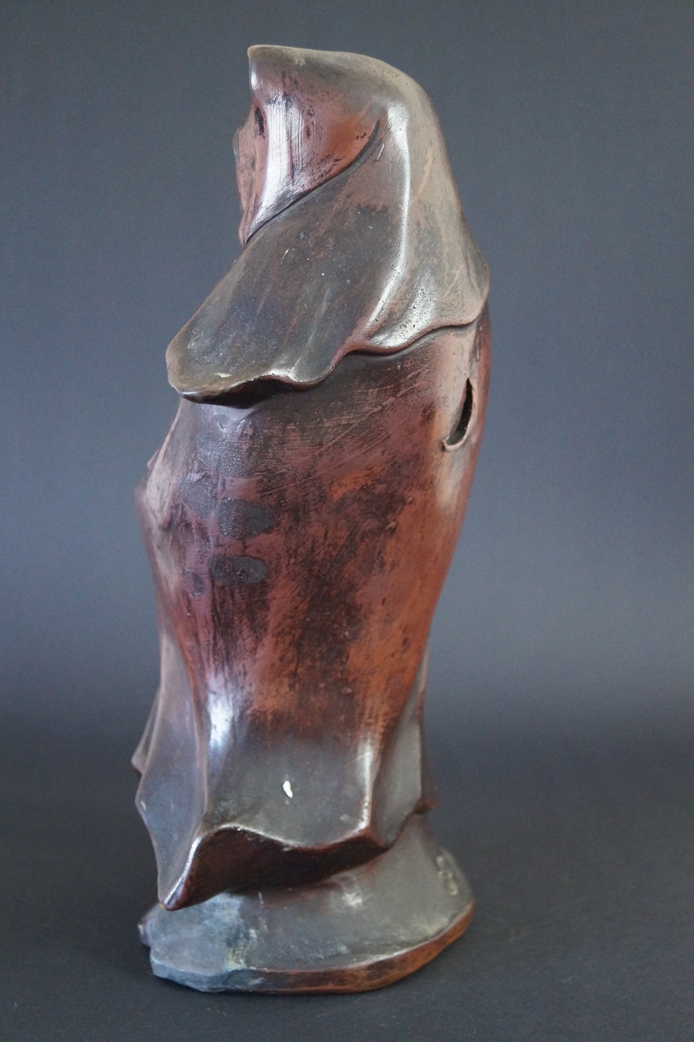 Bodhidharma Daruma Figur aus Bizen Keramik Seitenansicht 2