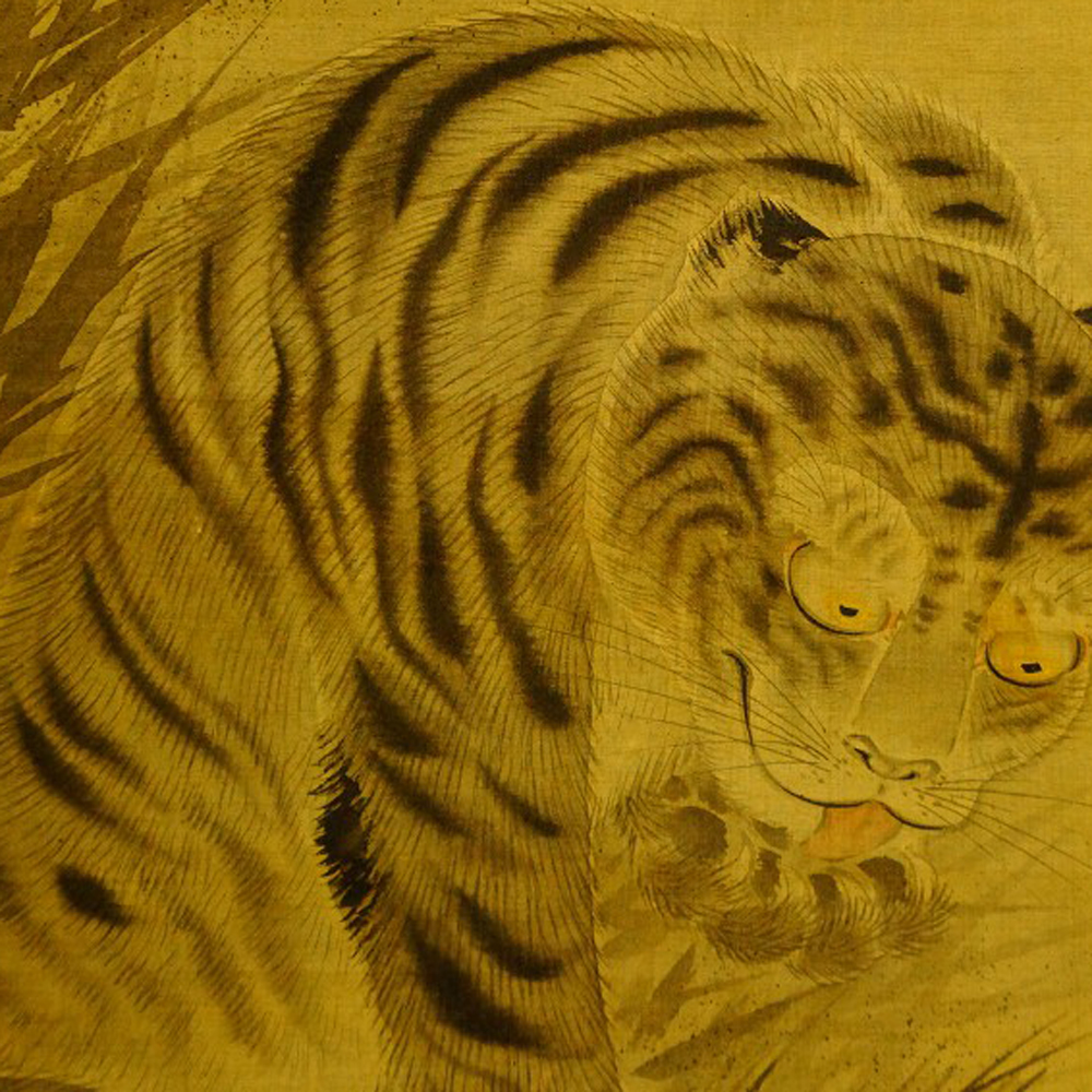 Vorschau-Nahaufnahme des gestreiften Tigers mit Kopf und Koerper auf goldener Seide