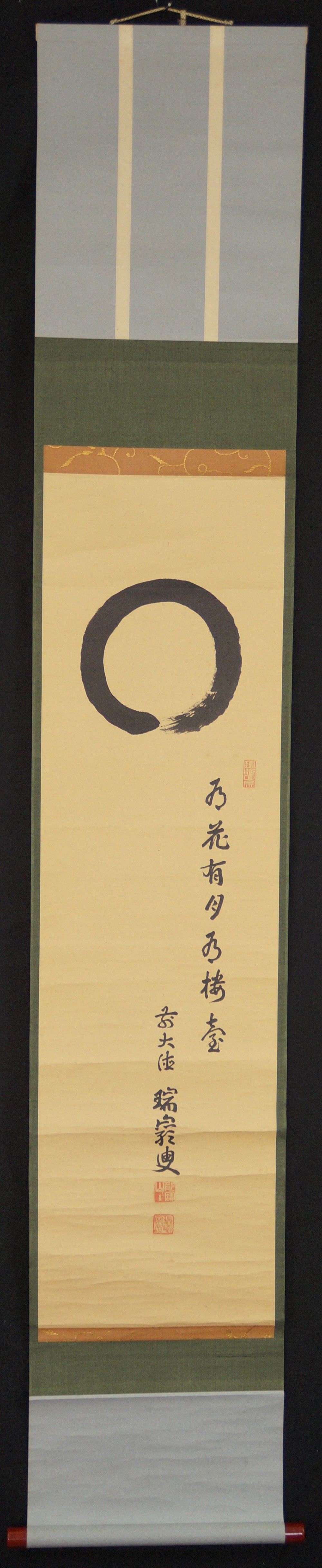 Gesamtansicht des haengenden Kakemono mit Enso und begleitendem Gedicht