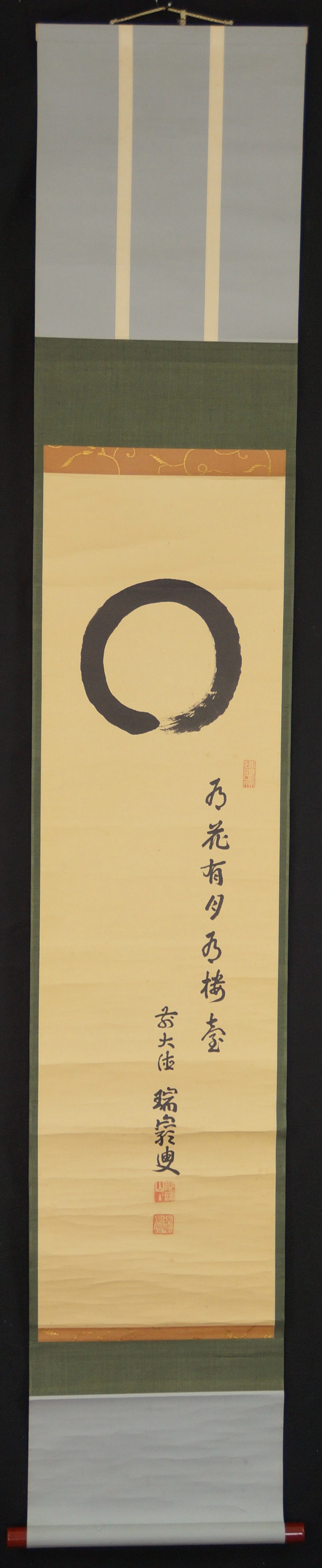Gesamtansicht des haengenden Kakemono mit Enso und begleitendem Gedicht