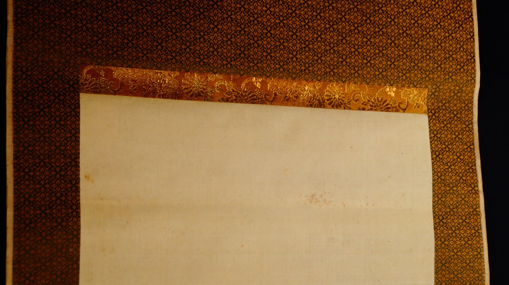 Détail du montage supérieur du kakemono avec brocart doré à fleurs